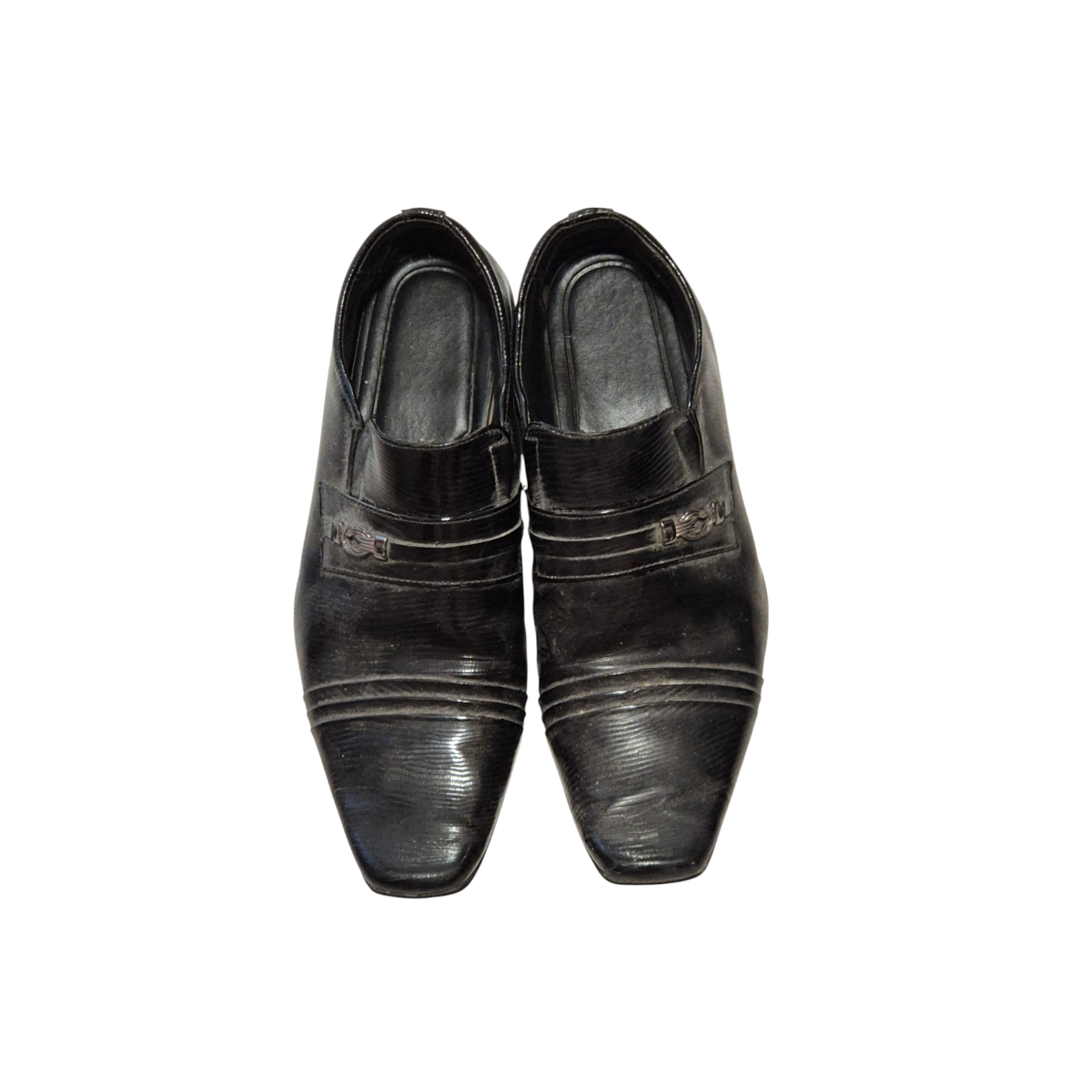Sapato social preto com detalhes em relevo